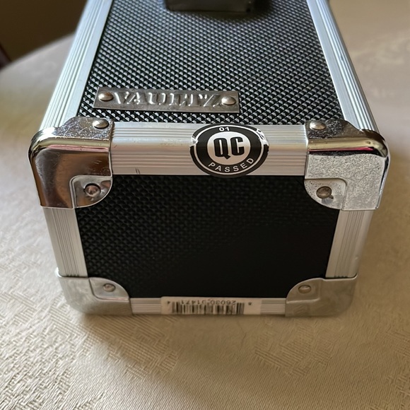 Vaultz reinforced locking camera case, beach Crossbody, travel case, used once - Picture 6 of 10